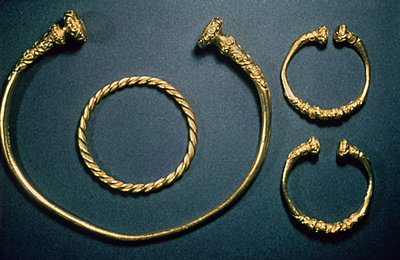 Colar e pulseiras de Waldalgesheim, meados do século IV (ouro) de Unbekannt Unbekannt