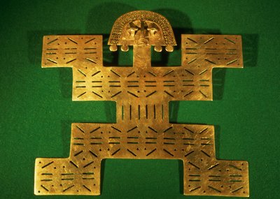 Ornamento peitoral da região de Tolima, Colômbia, c.500-1500 dC (ouro) de Unbekannt Unbekannt