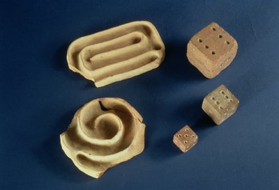 Dados de arenito e jogo de labirinto de terracota, Harappa, 2300-1750 aC de Unbekannt Unbekannt