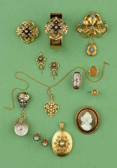 Seleção de Joalharia: bracelete de ouro e esmalte, broche de dorso de ouro e turquesa, relógio Fob, anel de luto, anel de camafeu de cornalina e medalhão de diamante com lapidação rosa de Unbekannt Unbekannt