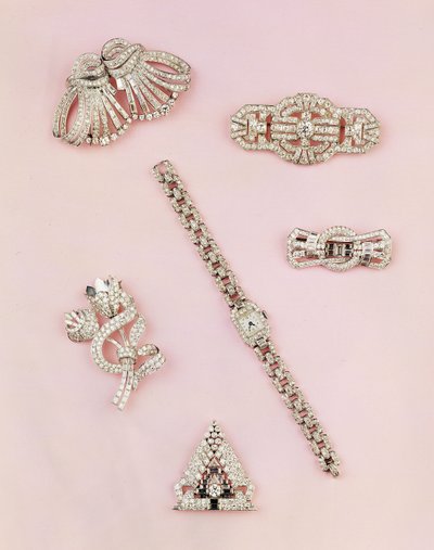 Seleção de jóias com diamantes: baguette e broche de diamante em forma de marquise; Grampo de diamante Art Deco; broche de diamante painel; ladys oblongo relógio de diamantes de Unbekannt Unbekannt