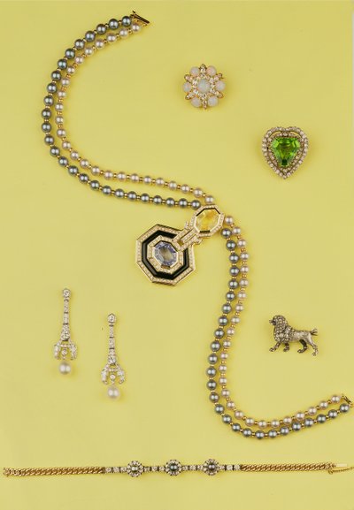 Seleção de joias: colar de pérolas cultivadas em estilo art déco com safiras amarelas e azuis; Brincos com diamantes e pingente de pérola; broche estrela opala e rosa diamante cluster; broche de poodle diamante rosa de Unbekannt Unbekannt