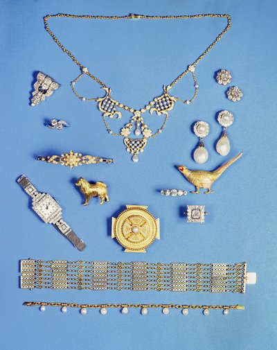 Seleção de joalharia: pingente de pérola e ouro; Broche de broche de diamantes art déco; brincos de pérola; Broche de ouro estilo celta; Pulseira de corrente eduardiana; broche de faisão; meia pérola ouro articulada pulseira de Unbekannt Unbekannt