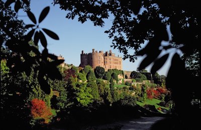 Vista do jardim mostrando torres medievais e alterações que começaram em 1587 de Unbekannt Unbekannt