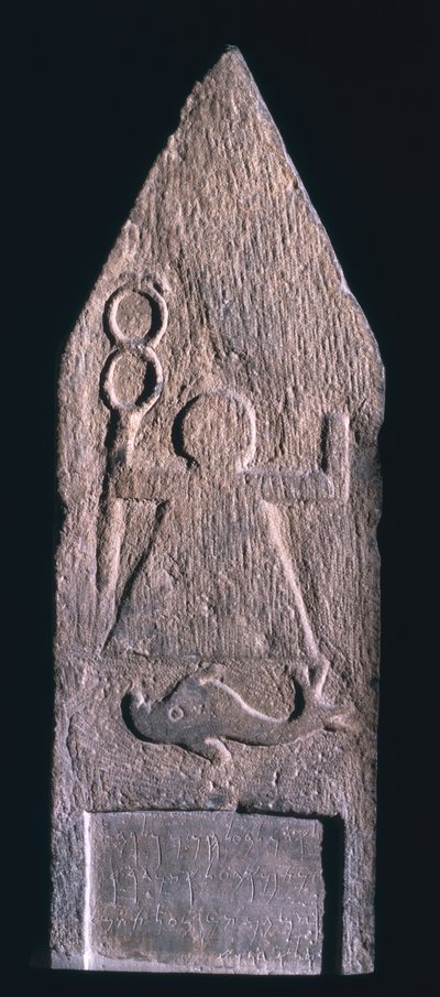 00357 Estela votiva representando Tanit, deusa de Cartago, segurando um caduceu com um golfinho e uma inscrição abaixo, fenício, de Tophet El-Horfa, Argélia, século II a I AC (calcário) de Unbekannt