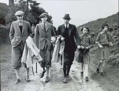 10º Duque com os seus quatro filhos, Billy, Andrew, Anne e Elizabeth na Abadia de Bolton, c.1938 (foto a p/b) de William M. Timlin