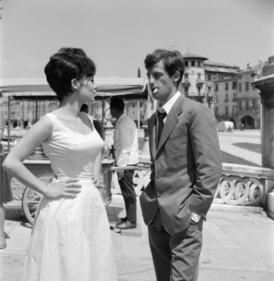 ABANO TERMO (ITÁLIA): A PROJECÇÃO DO MÓVEL "OS QUEQUETERES": O ATOR JEAN-PAUL (jean paul) BELMONDO E O PETITO PASCALO DE ACTIVIDADE - 1960 de Unbekannt