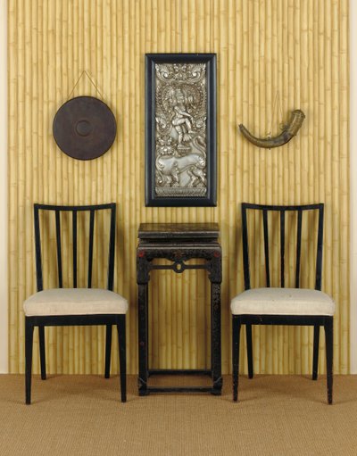 Uma mesa lateral chinesa ebonizada e decorada em pacote policromado, interior da Casa de Marlon Brando, Mulholland Drive, Los Angeles, EUA (foto) de Unbekannt