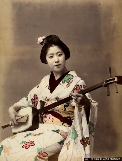 Uma gueixa tocando o shamisen (foto colorida) de Unbekannter Künstler