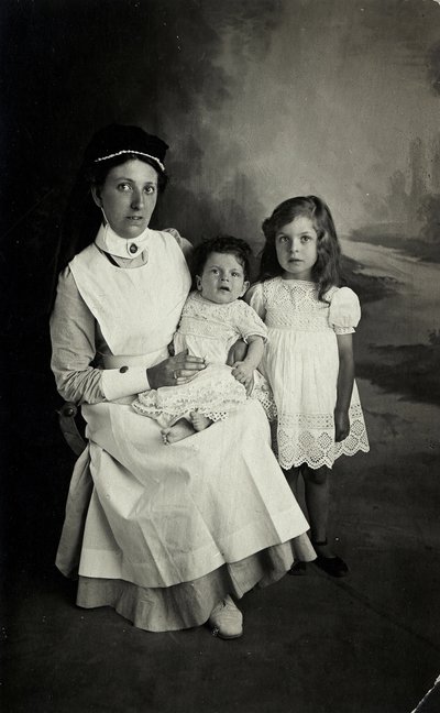 Uma "enfermeira" posando com crianças na década de 1920. de William M. Timlin