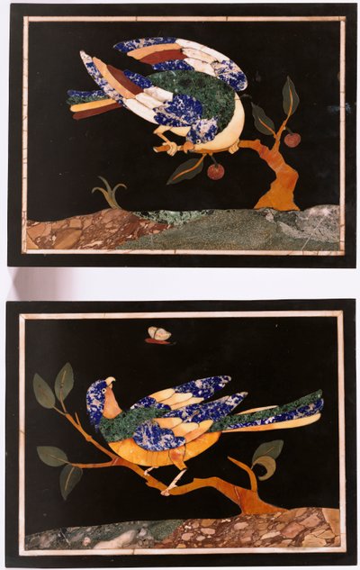 Um par de painéis de pietra dura florentino representando pássaros de Unbekannt
