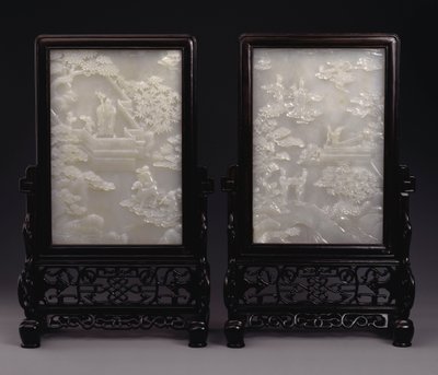 Um par de telas de mesa de jade branco esculpidas em relevo com imortais entre nuvens ou em jardins com assistentes e bestas míticas de Unbekannt
