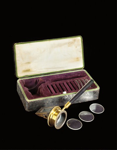 Um oftalmoscópio raro com padrão Helmholtz, c.1852 (instrumento de latão e ébano com lentes de vidro em caixa de couro sintético forrado de seda) de Unbekannt