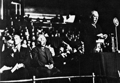 Albert Einstein e Ernest Rutherford, o Royal Albert Hall de Unbekannt