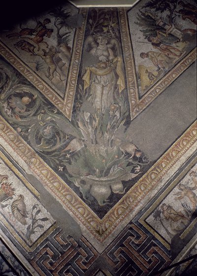 Figura alegórica do Outono, detalhe de um pavimento em mosaico representando as estações e cenas de caça, da Villa Constantina em Daphne, Roman, c.325-330 d.C. (mármore, calcário e mosaico de vidro) de Unbekannt