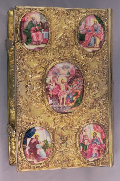 Altar Evangelho de prata trabalhada elaboradamente com medalhões de esmalte, o central representando a Ressurreição, com quatro medalhões de canto representando os quatro Evangelistas, por Pyotr Afinogenov, Moscou de Unbekannt