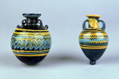 Ânforas, provavelmente do final do século Hellenistic, c.2-1st século BC (vidro colorido) de Unbekannt