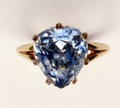 Anel antigo com lapidação extravagante, o diamante azul-cinza pesando 5,45 quilates, que já foi propriedade de Maria Antonieta de Unbekannt