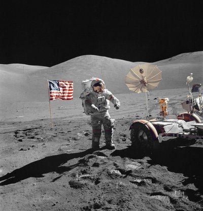 O astronauta Eugene Cernan caminha em direcção à LRV durante a EVA de Unbekannt