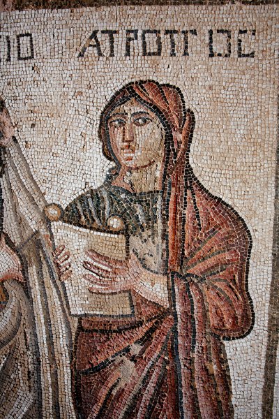 Atropos - Um dos três destinos representados com um pergaminho aberto sobre o qual foi inscrita a vida de Aquiles - Detalhe do painel representando o primeiro banho de Aquiles - Mosaicos Paphos, Vila de Theseus, Século V d.C. - Chipre - Representação de At de Unbekannt
