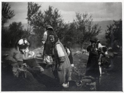 Península Balcânica: Mulheres em frente de um pote em uma fogueira - Cartão Postal 1914-1918 de William M. Timlin