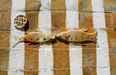 Baixo-relevo de dois peixes no recinto da estátua de Gomateshwara (foto) de Unbekannt