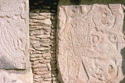 Bas relief retratando onças-pintadas que arrancam corações humanos de vítimas de sacrifícios (pedra) de William M. Timlin