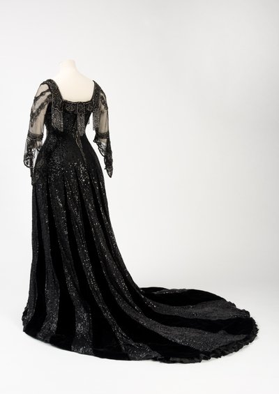 Vestido de noite preto de comprimento total usado pela Rainha Alexandra, com decoração de missangas e lantejoulas e incorporando a assinatura da Rainha Alexandra em seda preta e fita com letras douradas, feita pela Barolet of Knightsbridge, Londres 1908-19 de Unbekannt