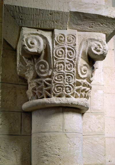 Coluna esculpida decorada com croziers e espirais (foto) de Unbekannt