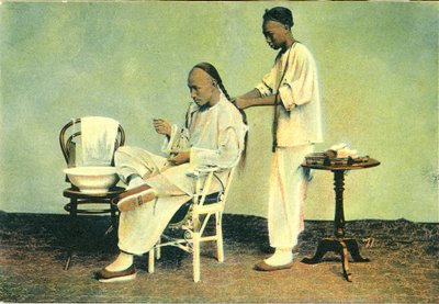 Barbeiro chinês faz tranças no cabelo de Unbekannter Künstler