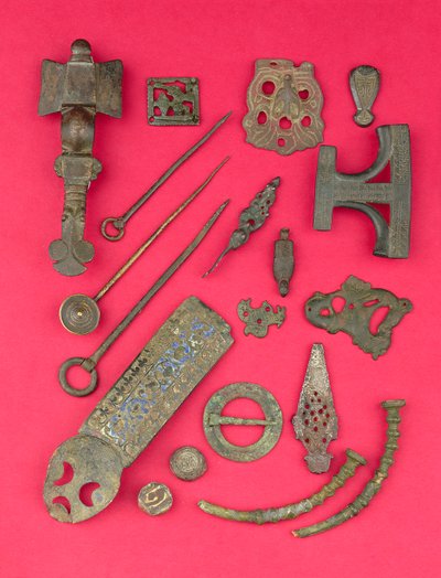 Coleção de antiguidades anglo-saxônicas, viking e celtas, incluindo broches anglo-saxônicas cruciformes e suportes de livros e pinos de cabeça de anel Hiberno-Viking, desde o século IV a.C. até o IX d.C. (bronze, osso, cobre) de Unbekannt