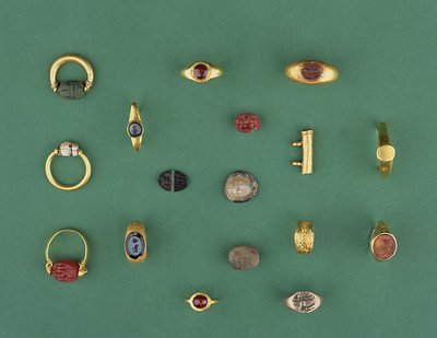 Coleção de jóias romanas, etruscas e helenísticas, incluindo um anel de escaravelho fenício, um camafeu, porta-amuletos e uma ágata intaglio, desde o século VI a.C. até o IV d.C. de Unbekannt