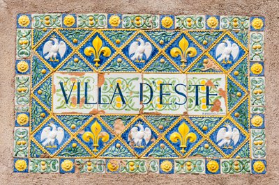 Placa de terracota vidrada colorida; Villa d