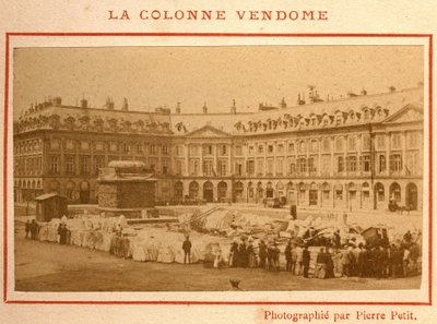 Commune de Paris (1871): destruição da coluna de Vendome em maio de 1871. Fotografia de Pierre Pepetit. Impressão em papelão, Dim. 9x5,4 cm de Unbekannt