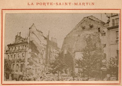 Commune de Paris (1871): vista da Porte Saint Martin em Paris destruída em Maio de 1871. Fotografia de Pierre Pepetit. Impressão em papelão, Dim. 9x5,4 cm de Unbekannt