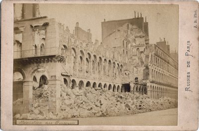 Commune de Paris: vista das ruínas do Ministério das Finanças em Paris, em maio de 1871. Fotografia J.R. Dim. 16,3X10,8 cm de Unbekannt