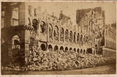Comuna de Paris (1871): vista do Ministério das Finanças após o incêndio de maio de 1871. Fotografia. Impressão em papelão Dim. 10x6,9 cm de Unbekannt