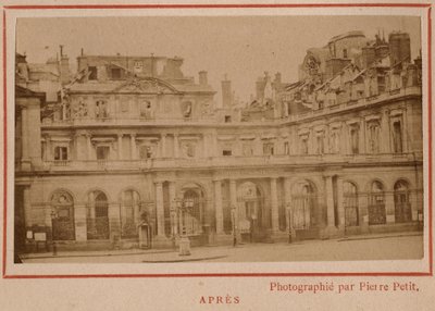 Comuna de Paris (1871): vista do Palais-Royal (Palais Royal) em Paris após o incêndio de maio de 1871. Fotografia de Pierre Pepetit. Impressão em papelão, Dim. 9x5,4 cm de Unbekannt