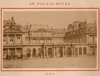 Comuna de Paris (1871): vista do Palais-Royal (Palais Royal) em Paris antes do incêndio de maio de 1871. Fotografia de Pierre Pepetit. Impressão em papelão, Dim. 9x5,4 cm de Unbekannt