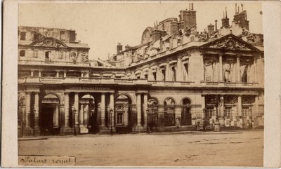 Comuna de Paris (1871): vista do Palais-Royal após o incêndio de maio de 1871. Fotografia anónima. Impressão em papelão Dim. 10x6,9 cm de Unbekannt