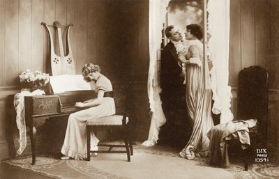 Casal de cortejamento e Jovem Menina a tocar o Pianoforte, Paris, c.1920 (cartão postal) de Unbekannter Künstler