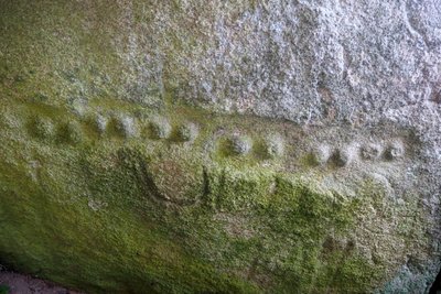 Capa Alle of Kerguntuil, Interior da Dolmen, gravação de detalhes em pontos. Aproximadamente -2000 AC, Tregastel, Côtes-d