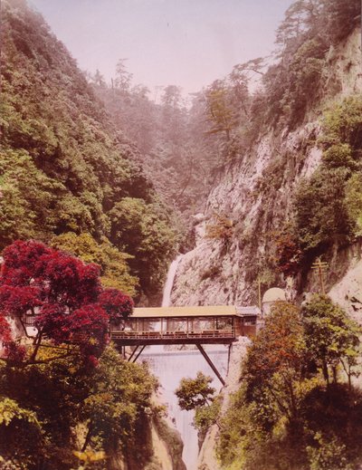 Ponte coberta em um desfiladeiro íngreme, com cachoeiras no fundo, Japão, c.1890-1910 de Unbekannt