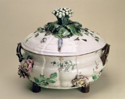Terrina coberta, decorada com ornamento aplicado de flores e vegetais, de Johan Ludwig Eberhard Ehrenreich (1722-1803), Marieberg, final do século XVIII (louça de barro) de Unbekannt