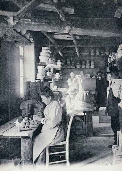 Artesãos trabalhando na cerâmica de arte Vallauris, por volta de 1900, cartão postal, França, século 20 de William M. Timlin