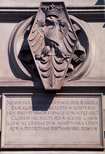 Crest on Wawel Royal Castle, em Cracóvia. Polónia de Benjamin Baud