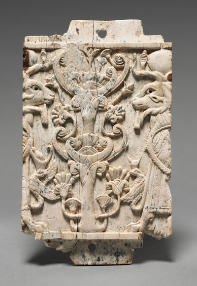 Placa decorativa: esfinges com cabeça de carneiro flanqueando uma árvore sagrada, 900-800 aC de Unbekannt