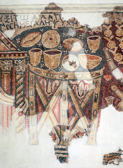 Detalhe de um piso em mosaico representando a Mesa de Oferta com copos, taças e pães da sinagoga samaritana em El-Khirbe, Cisjordânia, século IV d.C. (mosaico) de Unbekannt