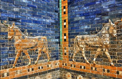 Detalhe da reconstrução da Porta de Ishtar dos anos 30, concluída com tijolos originais de c.575 a.C., Museu Pergamon, Berlim, Alemanha (foto) de Unbekannter Künstler
