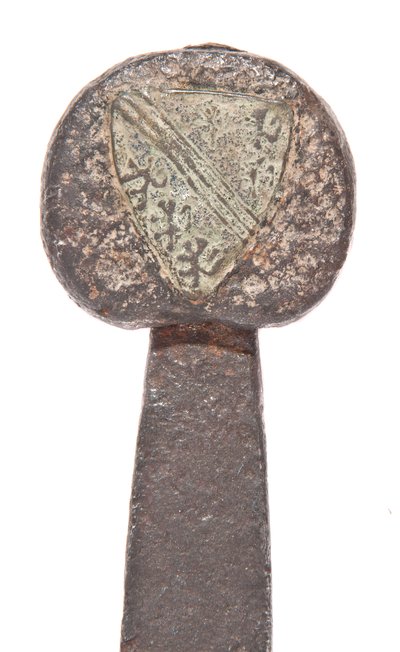 Detalhe, espada larga do final da Idade Média com lâmina Viking anterior e rolamentos de armas da família De Bohun de Unbekannt